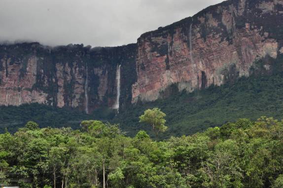 Começam a aparecer as primeiras cachoeiras nos tepuis a caminho do Salto Angel, em Canaima, no sul da Venezueka